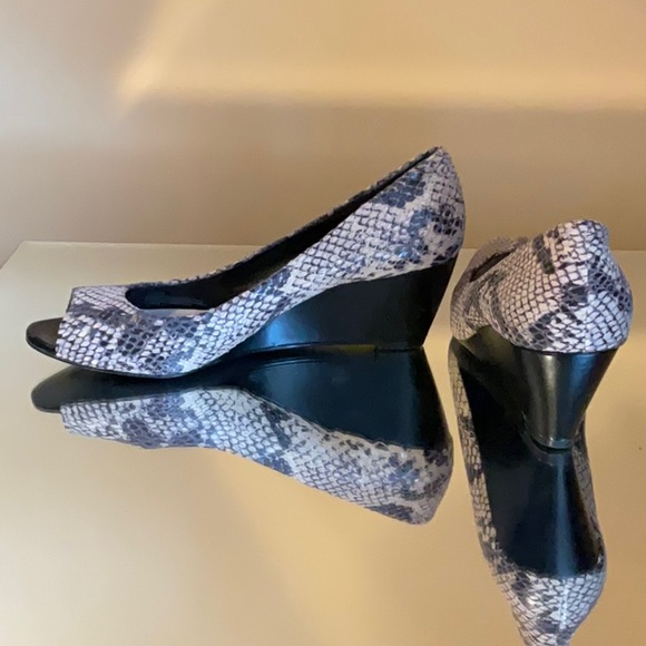 Comfy low wedge pumps. - Picture 2 of 4